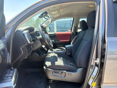 Used 2021 Toyota Tacoma SR5 AWD/4WD image 14