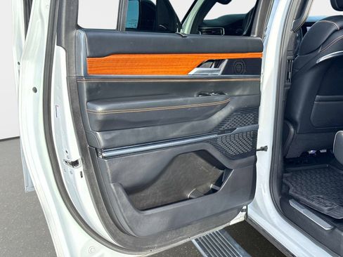 Used 2024 Jeep Grand Wagoneer L Series III image 15