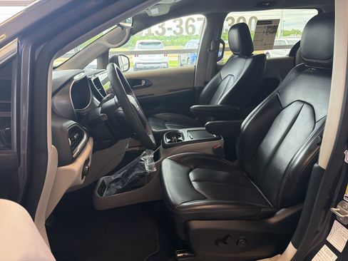 Used 2023 Chrysler Pacifica Touring-L FWD image 19