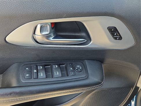 Used 2025 Chrysler Pacifica Limited FWD image 14
