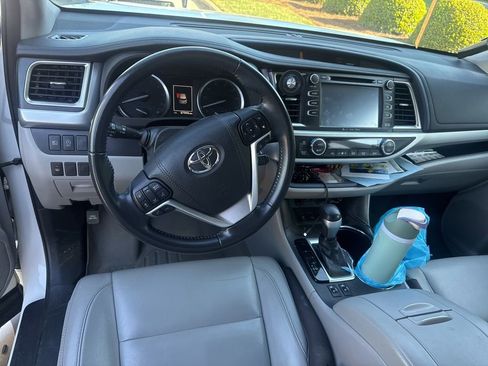 Used 2018 Toyota Highlander XLE AWD/4WD image 17