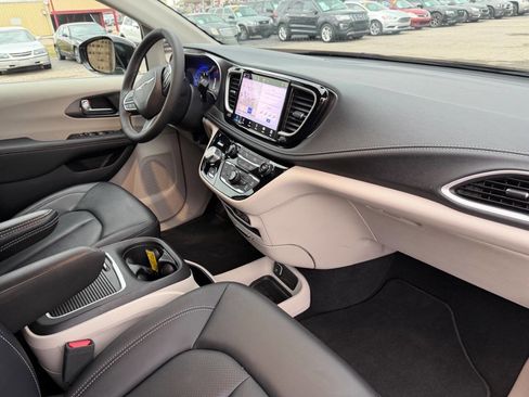 Used 2024 Chrysler Pacifica Touring-L image 17