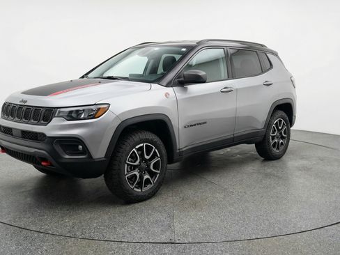 Used 2025 Jeep Compass Trailhawk image 3