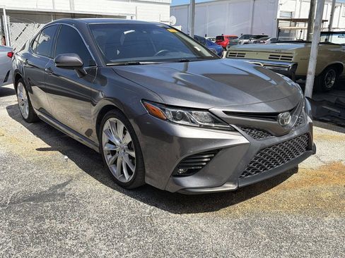 Used 2019 Toyota Camry SE FWD image 1