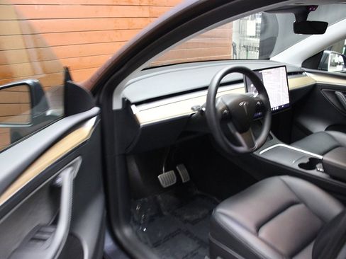 Used 2022 Tesla Model Y Performance image 19