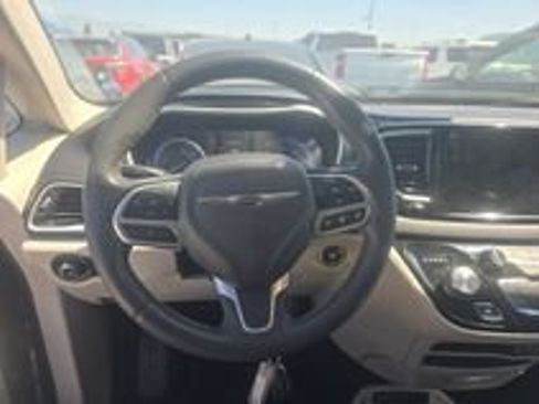 Used 2022 Chrysler Pacifica Touring-L w/ Uconnect Theater Family Group FWD image 19