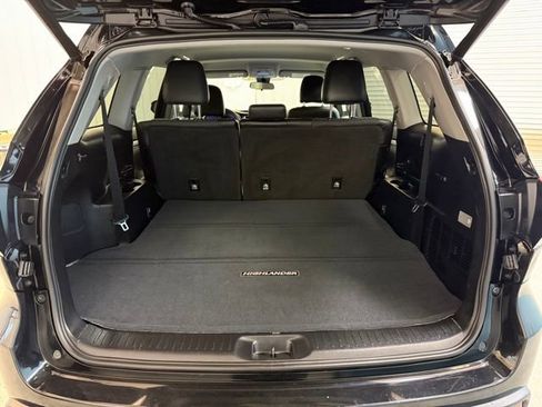 Used 2018 Toyota Highlander Plus w/ Carpet Mat Package (TMS) image 9