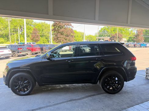 Used 2018 Jeep Grand Cherokee Altitude AWD/4WD image 4