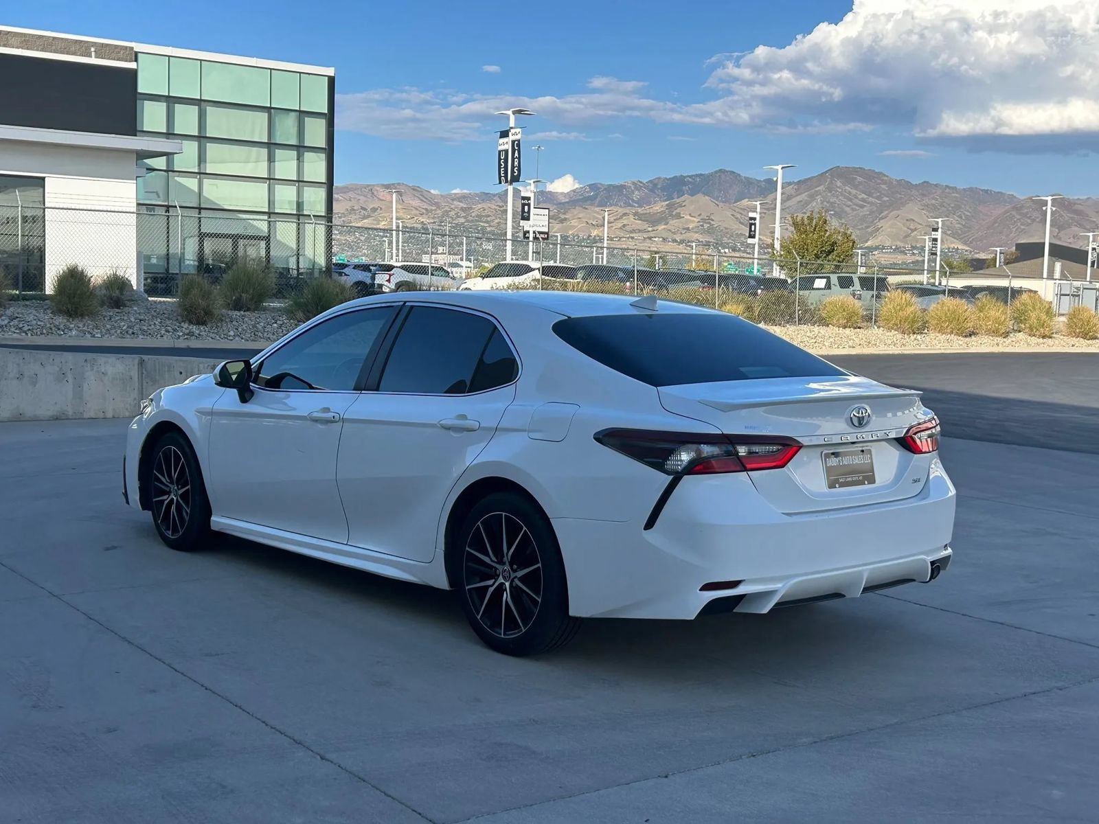 Used 2021 Toyota Camry SE FWD image 3