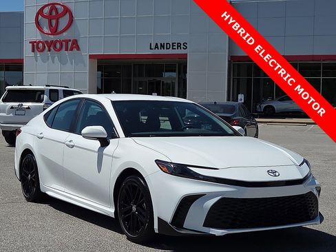 Used 2025 Toyota Camry SE FWD image 1