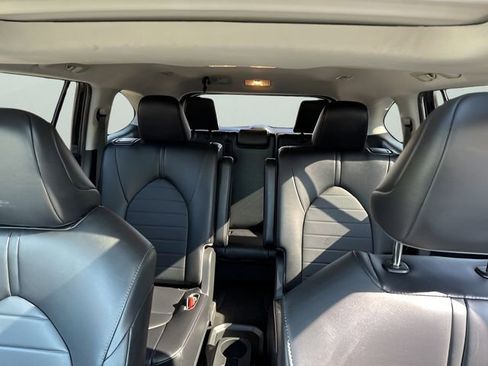 Used 2023 Toyota Highlander XLE AWD/4WD image 32