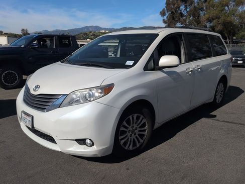 Certified 2017 Toyota Sienna XLE image 1