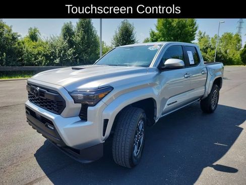 Used 2025 Toyota Tacoma TRD Sport AWD/4WD image 3
