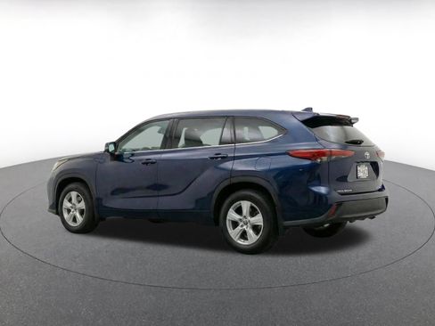 Used 2025 Toyota Highlander LE FWD image 7