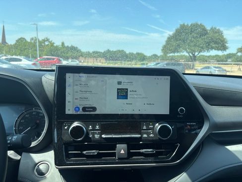 Used 2025 Toyota Highlander XLE FWD image 9