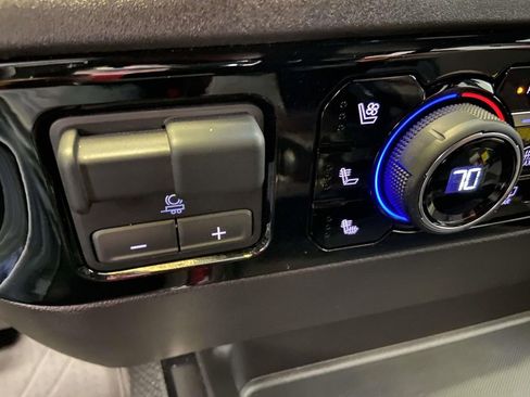 Used 2025 Chevrolet Silverado 2500 ZR2 w/ Technology Package image 30