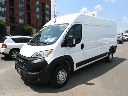 Used 2024 RAM ProMaster 2500 w/ Convenience Group FWD image 4