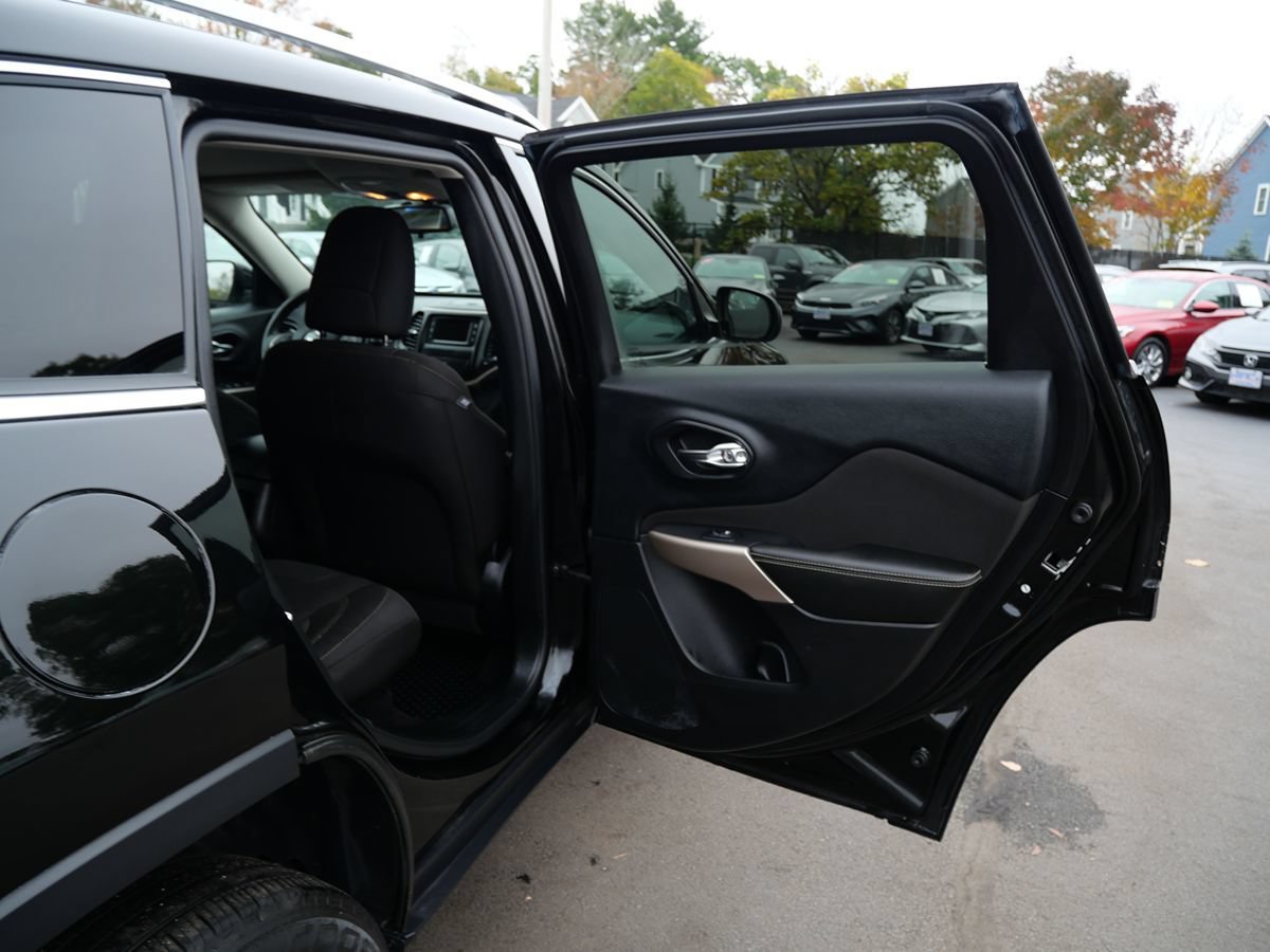 Used 2017 Jeep Cherokee Latitude w/ Cold Weather Group AWD/4WD image 31