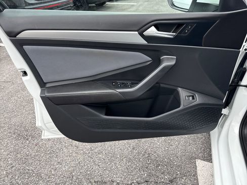 Certified 2025 Volkswagen Jetta SE w/ Sunroof Package image 10