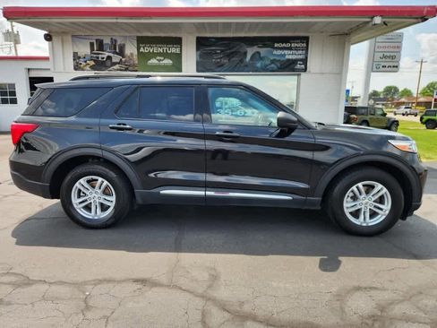 Used 2022 Ford Explorer XLT image 2