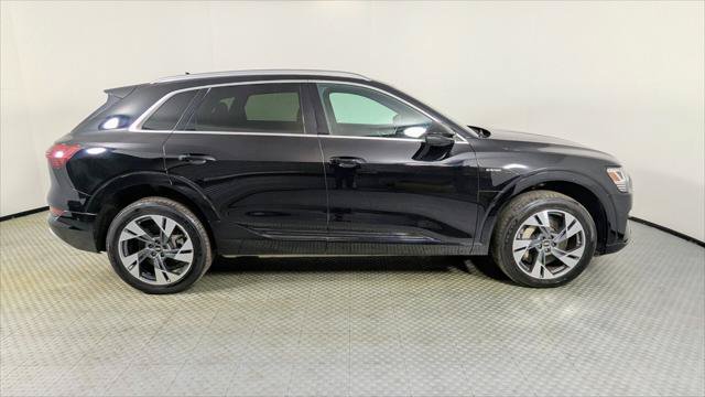 Used 2022 Audi e-tron Premium Plus w/ Premium Plus Package AWD/4WD image 8
