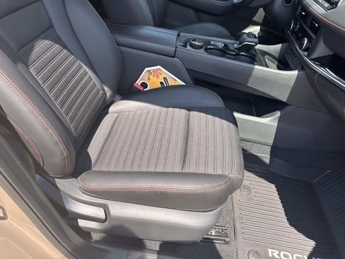 Used 2025 Nissan Rogue SV image 11