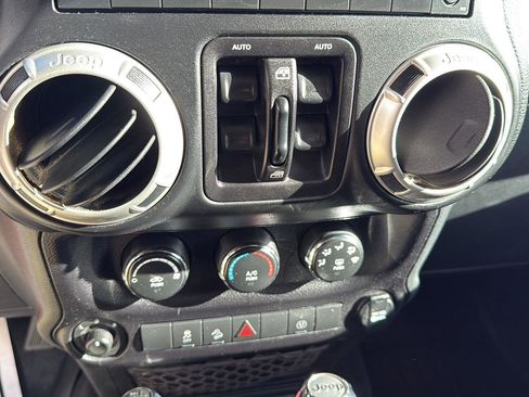 Used 2017 Jeep Wrangler Unlimited Sahara image 21