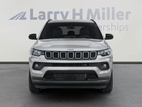 Used 2025 Jeep Compass Latitude AWD/4WD image 7