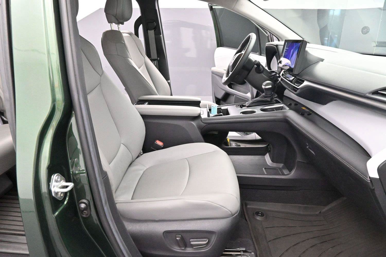 Used 2025 Toyota Sienna XLE FWD image 32