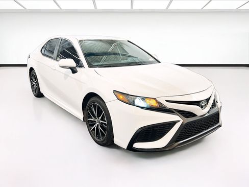 Used 2024 Toyota Camry SE FWD image 3