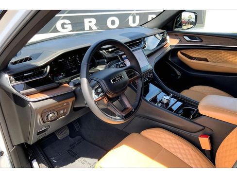 Used 2023 Jeep Grand Cherokee Summit w/ High Altitude Package AWD/4WD image 16