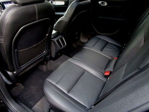 Used 2020 Volvo XC40 T5 Momentum w/ Protection Package Premier image 17