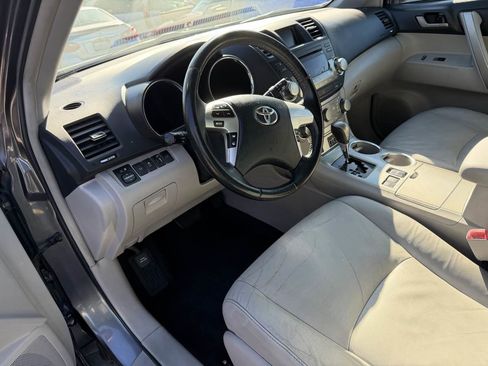 Used 2012 Toyota Highlander SE image 25