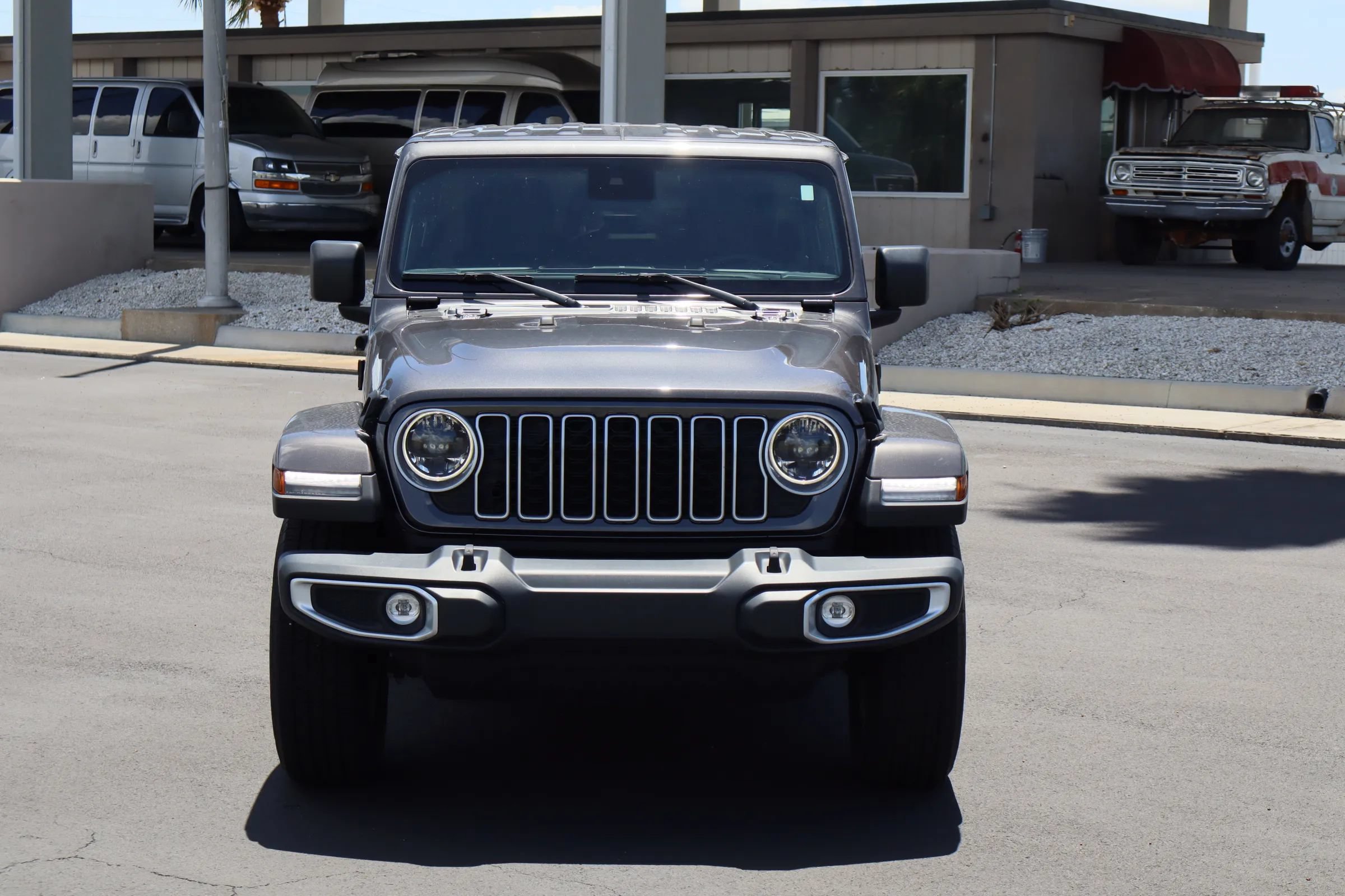 Used 2025 Jeep Wrangler Unlimited Sahara AWD/4WD image 2