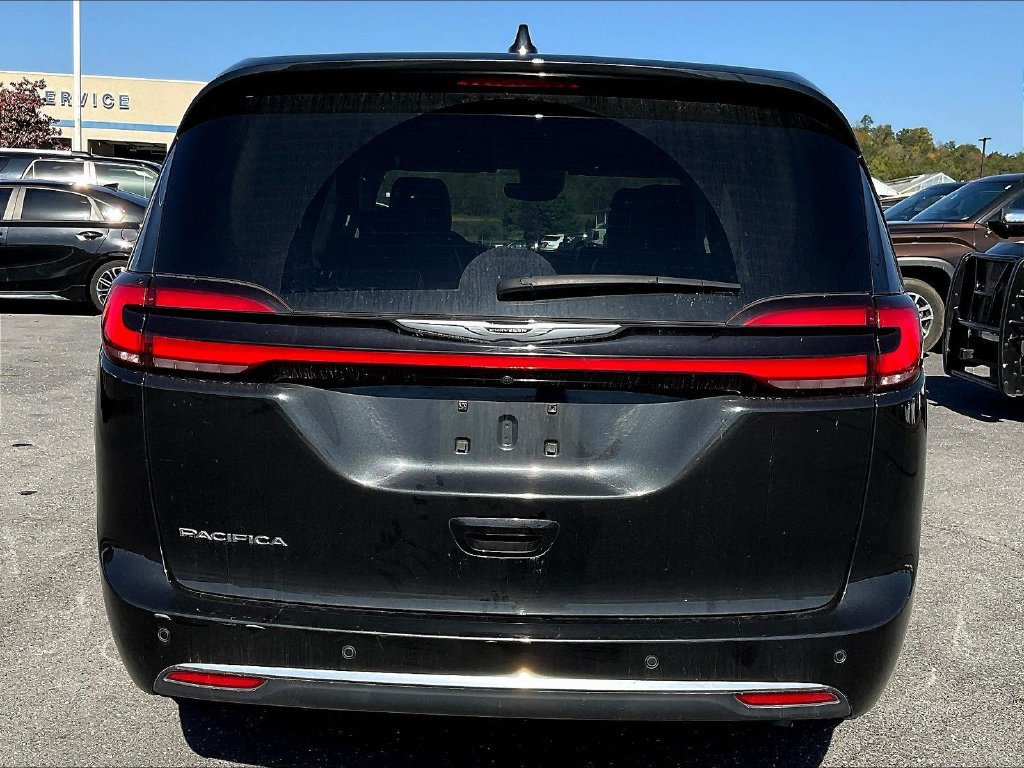 Used 2023 Chrysler Pacifica Touring-L FWD image 13