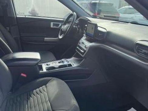 Used 2020 Ford Explorer XLT w/ Comfort Package image 12
