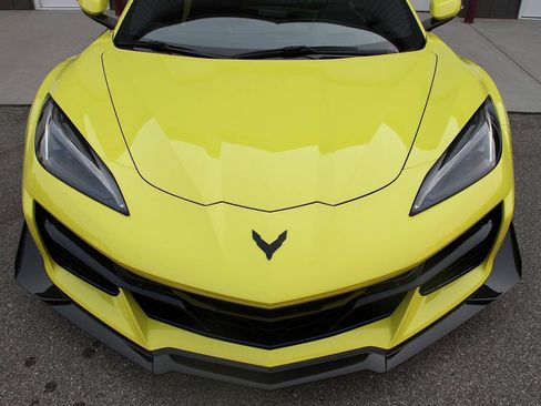 Used 2024 Chevrolet Corvette Z06 w/ Z07 Performance Package RWD image 3