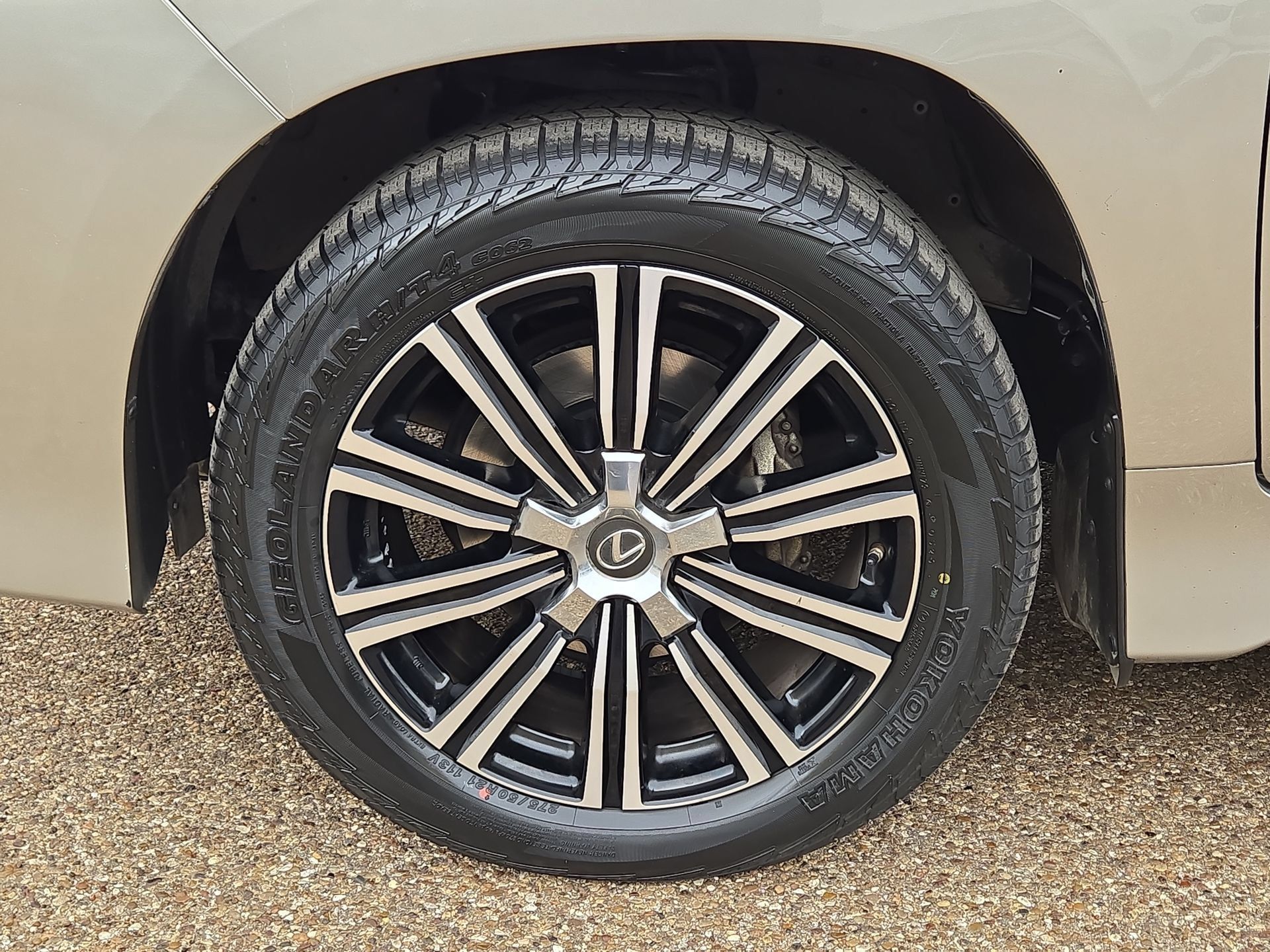Used 2019 Lexus LX 570 4WD w/ Luxury Package image 11