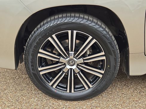 Used 2019 Lexus LX 570 4WD w/ Luxury Package image 11