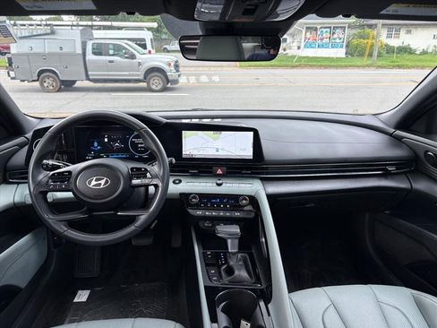 Certified 2025 Hyundai Elantra Limited FWD image 6