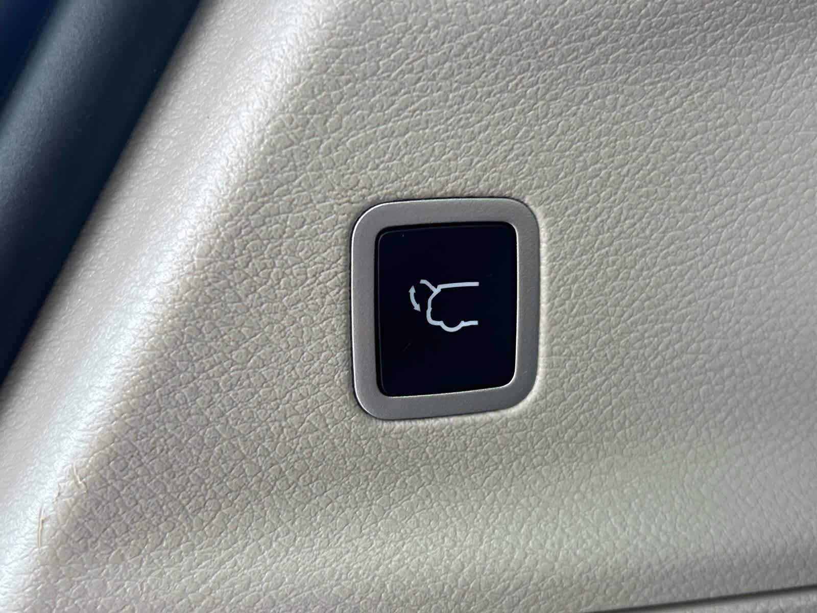Used 2024 Chrysler Pacifica Touring-L FWD image 18