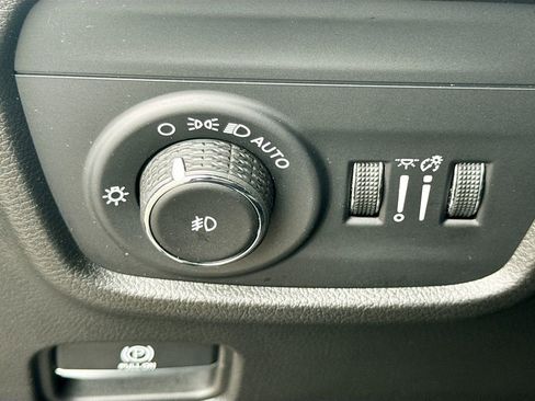 Used 2022 Jeep Grand Cherokee Overland w/ Luxury Tech Group IV image 12