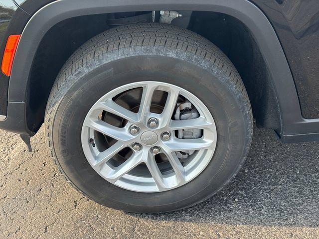 Certified 2023 Jeep Grand Cherokee L Laredo w/ Luxury Tech Group I AWD/4WD image 10