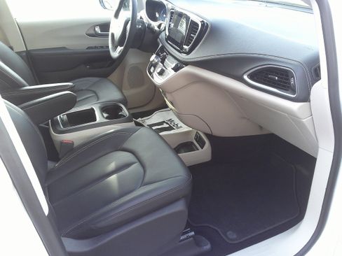 Used 2024 Chrysler Pacifica Select image 23