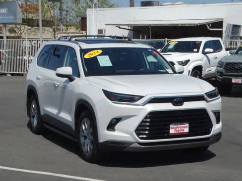 Used 2024 Toyota Grand Highlander AWD image 2