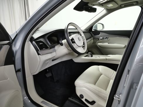 Used 2025 Volvo XC90 T8 Plus w/ Protection Package Premier AWD/4WD image 14
