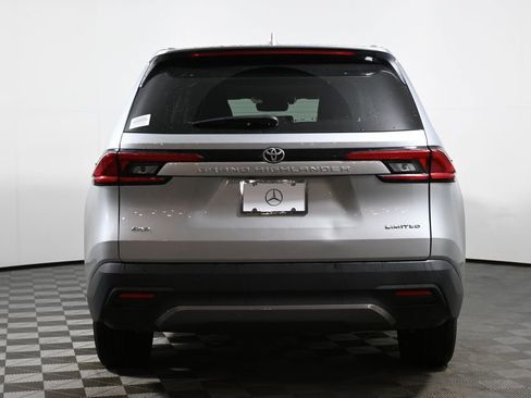 Used 2024 Toyota Grand Highlander XLE image 9