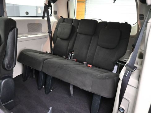 Used 2016 Dodge Grand Caravan SE image 32