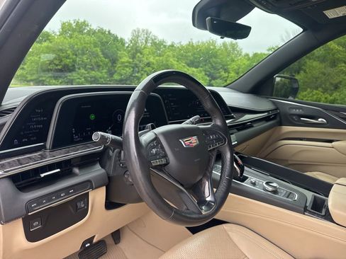 Used 2022 Cadillac Escalade Premium Luxury AWD/4WD image 7