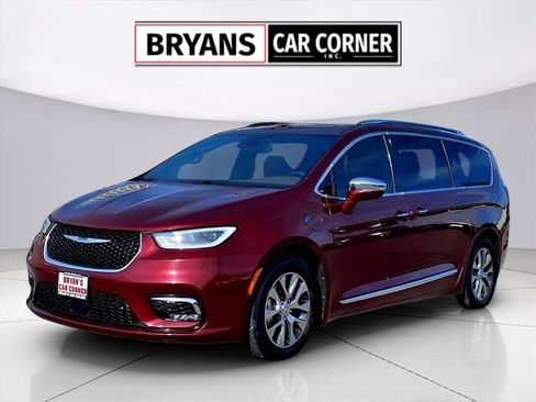 Used 2021 Chrysler Pacifica Limited w/ Uconnect Theater Family Group image 1